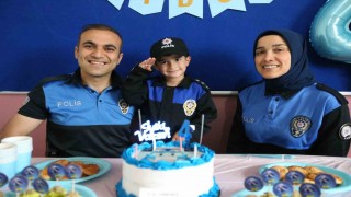 Karsta polis olmak isteyen çocuğa, polislerden doğum günü sürprizi