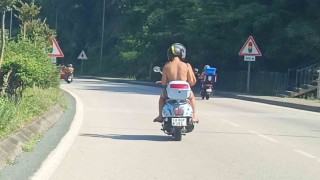 Kask ve şortla motosiklet kullanıp tehlikeye neden oldular