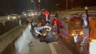 Kasksız kaza yaptılar: Yaralı sürücü, baygın kız arkadaşının başından ayrılmadı