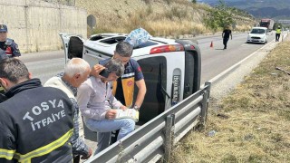 Kastamonuda hafif ticari araç yan yattı: 2 yaralı