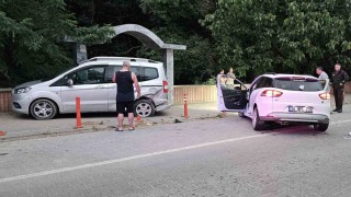 Kastamonuda otomobil park halindeki araca çarptı: 2 yaralı