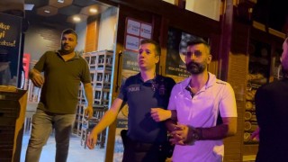 Kavga ederken kendilerini ayırmak isteyen polise bıçak çeken şahıslar, böyle etkisiz hale getirildi