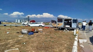 Kavşakta çarpışan iki otomobil hurdaya döndü: 5 yaralı