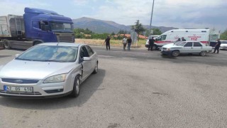 Kavşakta iki otomobil çarpıştı: 4 yaralı