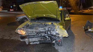 Kavşakta iki otomobil çarpıştı: 4 yaralı