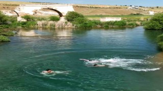 Kavurucu sıcaklardan bunalan Arabanlı vatandaşlar akarsularda serinliyor