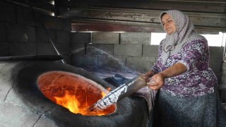 Kavurucu sıcakta kadınların tandır başında zorlu mesaisi