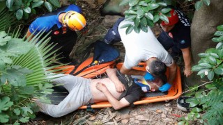 Kayalıklardan düşüp yaralanan genci kurtarmak için ekipler seferber oldu