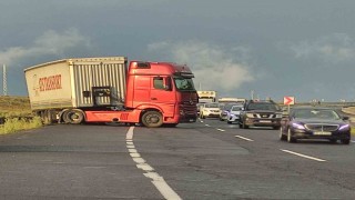 Kayan tır yolu kapattı: 4 kilometrelik kuyruk oluştu