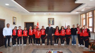 Kaymakam Koşansu, şampiyon voleybolcuları ağırladı
