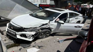 Kayseride kazada otomobiller kullanılamaz hale geldi