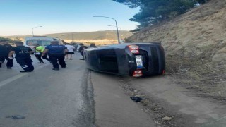 Kaza yapan araca başka bir araç çarptı, 2 kişi yaralandı