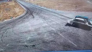 Kaza yapan otomobillerden biri alev aldı