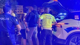Kazaya karışan otomobilin alkollü yolcusu polis ekiplerine zorluk çıkarttı