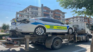 Kazayı inceleyen polisin aracına kontrolden çıkan otomobil çarptı: 1i polis 3 yaralı