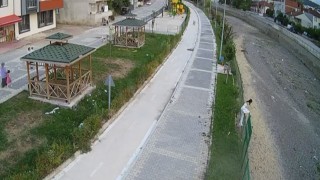 Kediye yardım etmek isterken su kanalına düşerek ayağını kırdı