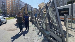 Kepçe kolu tramvay durağına çarptı: 1 yaralı