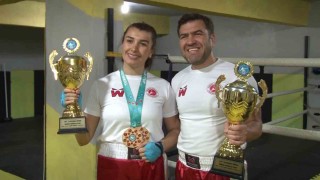 Kick boksa stres atmak için başladılar, Dünya Kupası şampiyonluğu elde ettiler