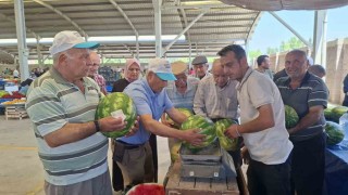 Kilosu 3 liradan satılan 17 ton karpuz 2 saatte tükendi