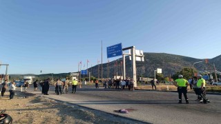 Kırkağaçta hafif ticari araç ile motosikletin çarpıştığı feci kaza kamerada: 1 ölü, 1 yaralı