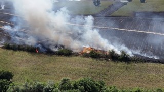 Kırklarelide ağaçlık alana sıçraya anız yangını havadan ve karadan müdahaleyle söndürüldü