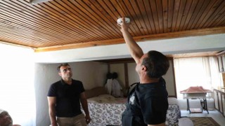Kırsaldaki yaşlı çınarların evlerine duman dedektörü