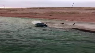 Kıyıdaki tekne rüzgarın etkisiyle suya gömüldü