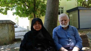 Kızı ve damadıyla ortak aldıkları evden atılan yaşlı çift, günlerini cami avlusunda geçiriyor