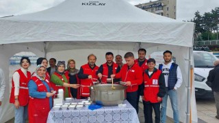 Kızılay aşure dağıttı