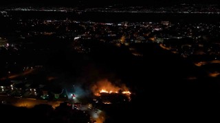 Kocaeli Başiskelede çalılık alanda çıkan yangın geceyi aydınlattı