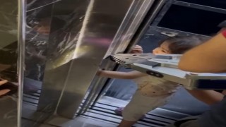 Kolu asansöre sıkışan çocuk kurtarıldı