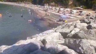 Kömür artıkları plaja ulaştı