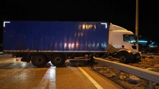 Kontrolden çıkan kamyon refüje çıktı