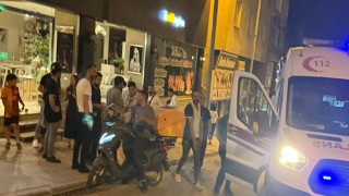 Kontrolden çıkan motorlu bisiklet bir işyerinin duvarına çarptı