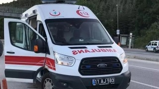 Kontrolden çıkan motorlu bisiklet devrilirken, sürücüsü yaralandı