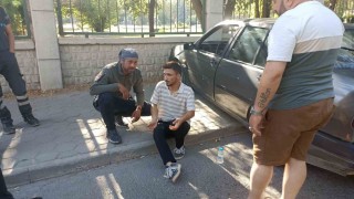 Kontrolden çıkan otomobil duvara çarparak durabildi, sürücüsü yaralandı