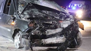 Kontrolden çıkan otomobil duvara çarpıp yola savruldu: 1 ağır yaralı