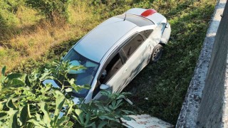 Kontrolden çıkan otomobil tarlaya uçtu 1 kişi yaralandı