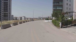 Kontrolden çıkan otomobilin gençlere çarpma anı güvenlik kamerasına yansıdı