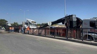 Kontrolden çıkan tır bariyerleri biçti