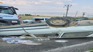 Kontrolsüz kavşakta iki otomobil çarpıştı; 1 yaralı