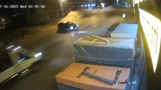 Kontrolünü kaybeden otomobil sürücüsü kamyonetle kafa kafaya çarpıştı