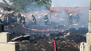 Konyada iş yerinde çıkan yangın bahçedeki tahta paletlere sıçradı