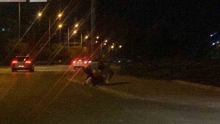 Konyada yol kenarında 3 gencin tekme tokat kavgası kamerada