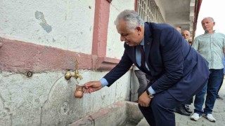 Köy meydanında çeşmeden ayran aktı