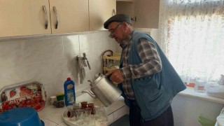 Köylüler yangın için seferber olan ekiplere yiyecek ve içecek ikram ediyor