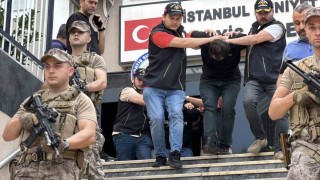 Küçükçekmecede 2 kişinin yaralandığı silahlı çatışmanın zanlıları adliyeye sevk edildi