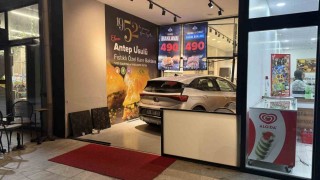 Küçükçekmecede kontrolden çıkan elektrikli araç pastaneye girdi