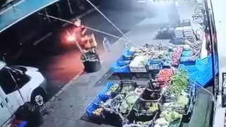 Küçükçekmecede markete molotoflu saldırı