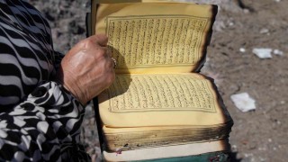 Kül olan evlerinden kalan tek şey Kuran-ı Kerim